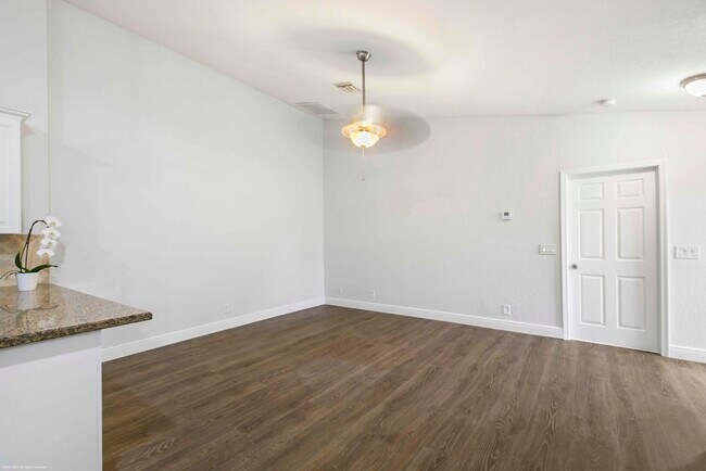 Building Photo - 1122 Hyacinth Pl