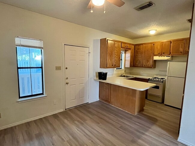 Building Photo - Cozy One Bedroom in Hyde Park