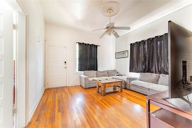 Foto del edificio - 3321 W Woodlawn Ave