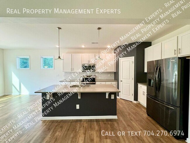 Building Photo - Charming 3 Bed 2 Bath Home with No Electri...