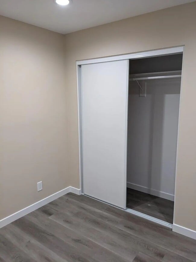 Building Photo - Unit B