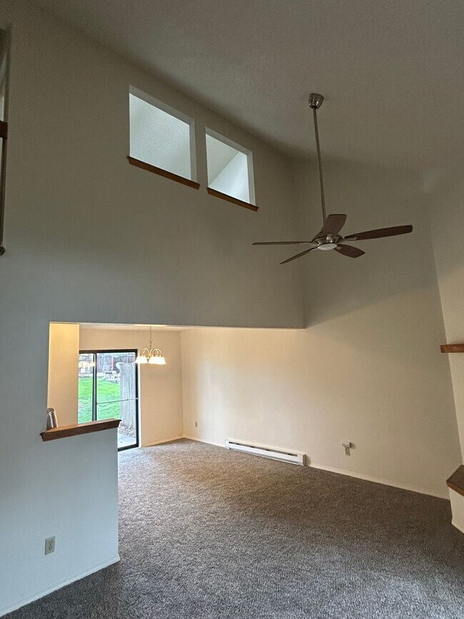 Foto del edificio - $1600/Month 1 Bed/ 1 Bath Townhome in Vill...
