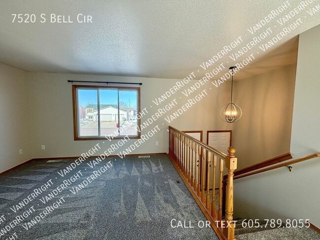 Building Photo - Gorgeous 4 Bedroom 2 Bathroom House with F...