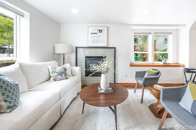 Building Photo - 3bd/2.5ba Seattle House