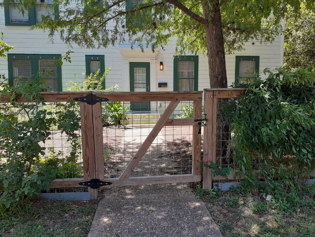 Building Photo - "Charming 2-Bedroom Duplex with Hardwood F...