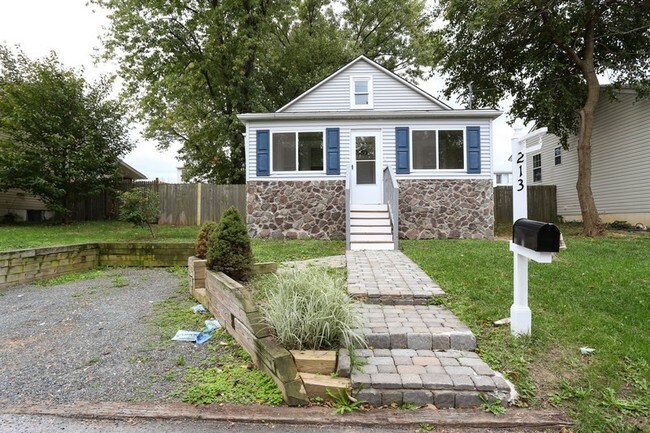 Building Photo - 213 Cresswell Rd