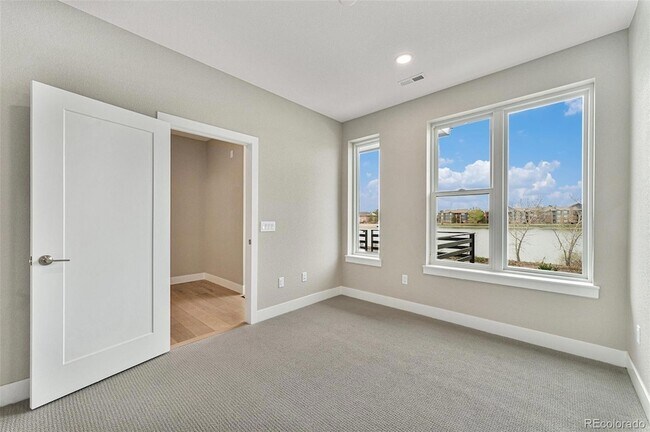 Foto del edificio - 2323 Lakeshore Ln