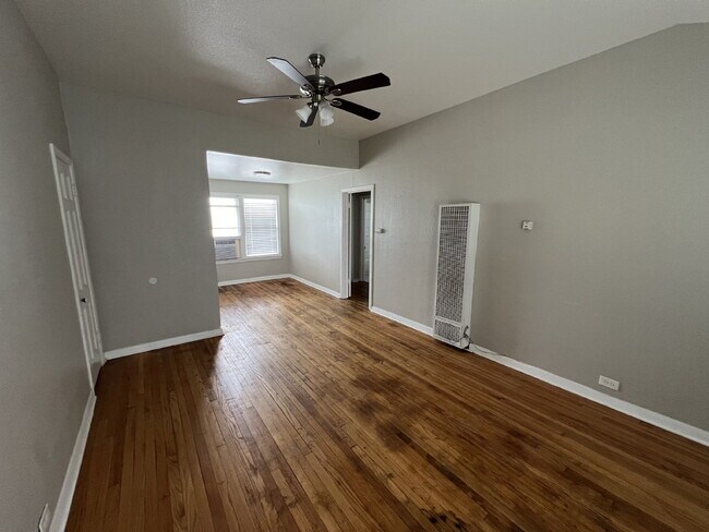 Building Photo - One bed/One bath close to Woodlawn Lake
