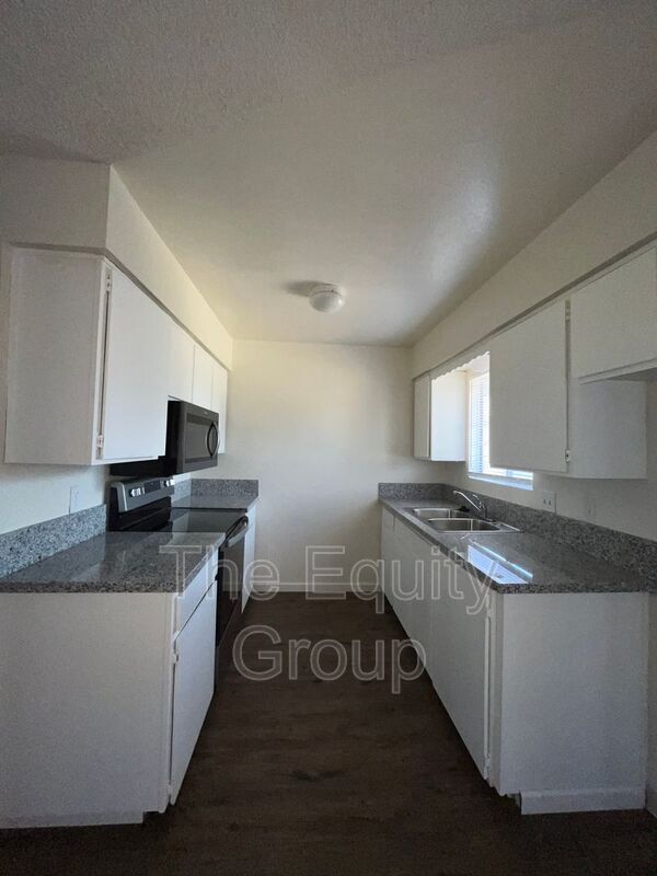 Foto del edificio - 807 Monarch Cir