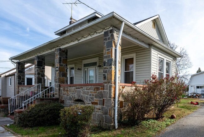 Building Photo - 2117 Lorraine Ave