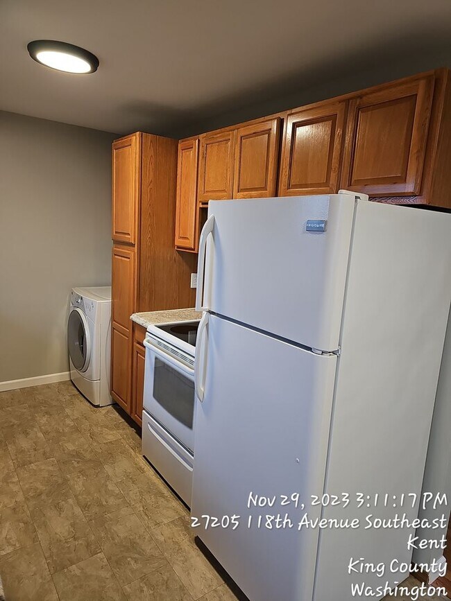 Building Photo - Kent rambler ready for move in!  3 bedroom...