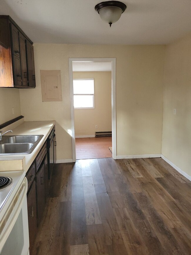 Building Photo - January Special $500 Rent.   Lease has to be done in January.