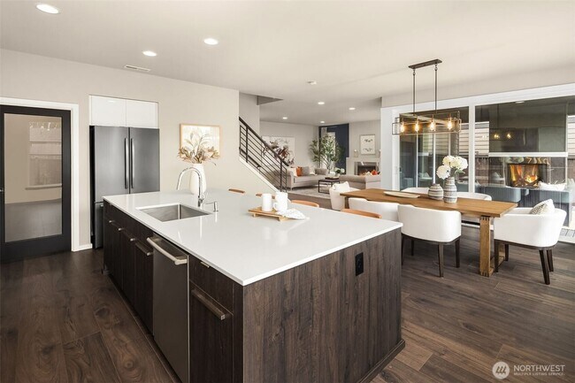 Building Photo - Luxurious & Spacious 5-bedroom home with a...