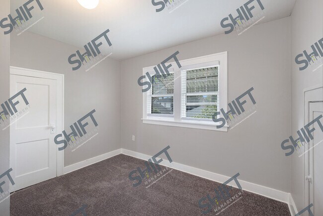 Building Photo - 1519 Widdicomb - Unique and cozy home
