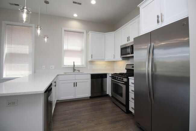 Building Photo - 3440 N Elston Ave