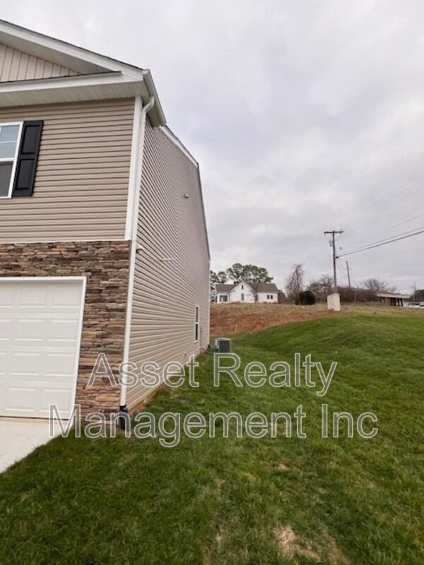 Building Photo - 305 Aspen Dr