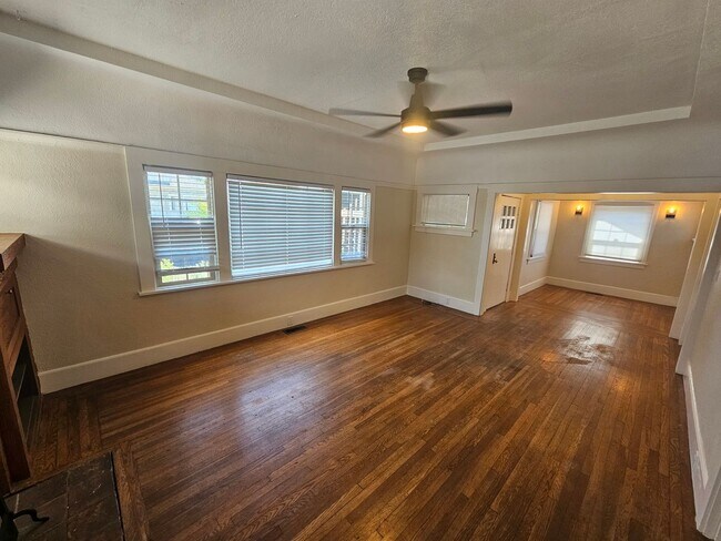 Building Photo - Beautiful Spacious 2 Bedroom Home w/ Updat...