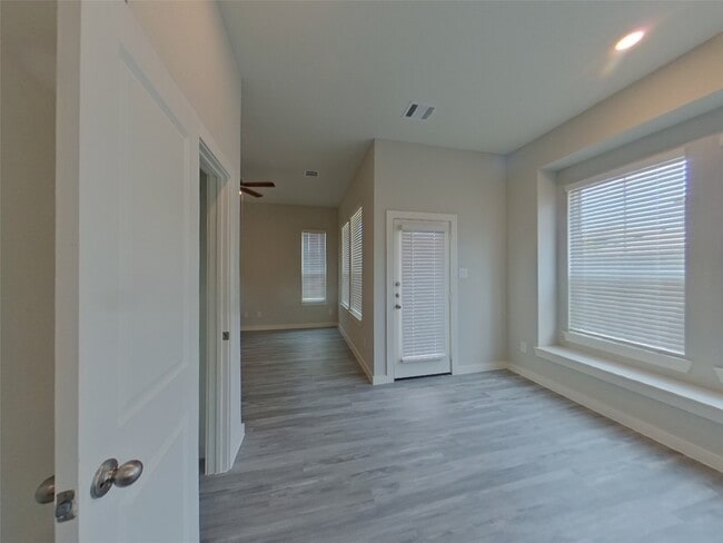 Foto del edificio - 9835 Willow Creek Commerce Dr