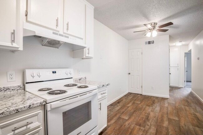 ¡La cocina cuenta con despensa! - Villas del Norte Apartments