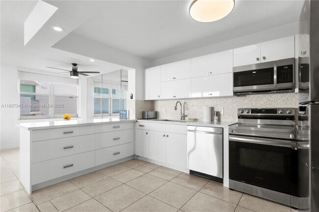 Building Photo - 9440 W Bay Harbor Dr