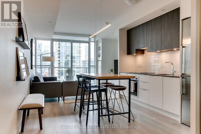 Building Photo - 120 Parliament St