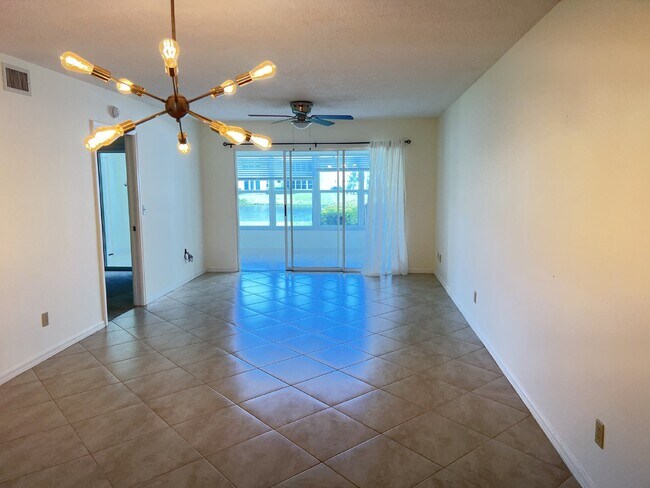 Foto del edificio - Great first floor Condo - Annual Lease