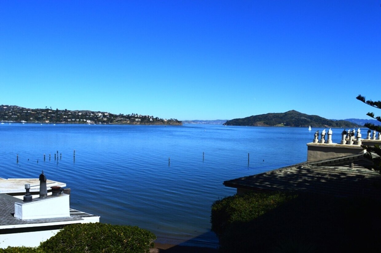 Primary Photo - Tastefully Updated Sausalito Condo with Sp...
