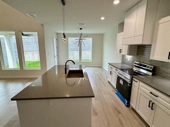 Building Photo - 7511 Cresta Bella St