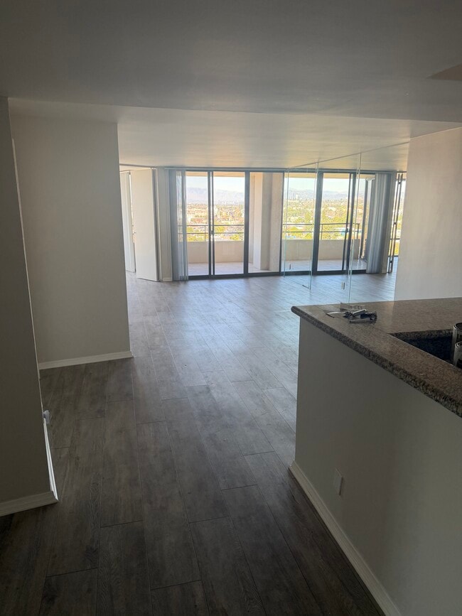 Building Photo - 4337 Marina City Dr