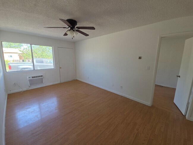 Foto del edificio - L. Street Duplex