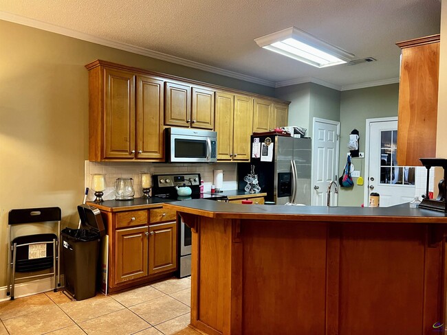 Building Photo - 123 Montrose Ln