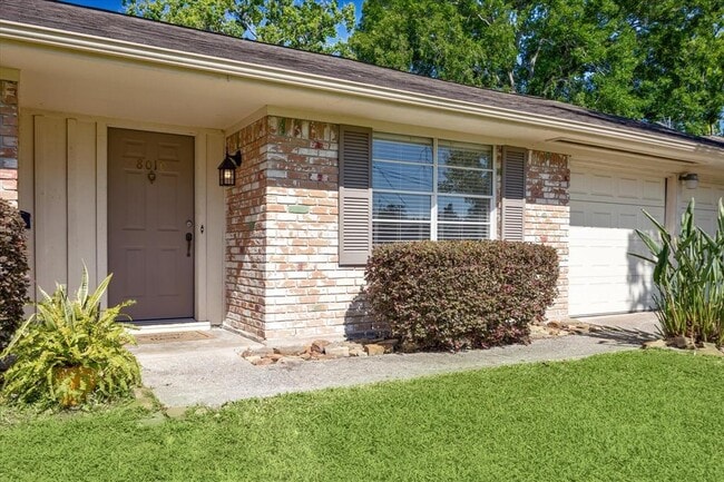 Building Photo - 8010 Braeburn Valley Dr