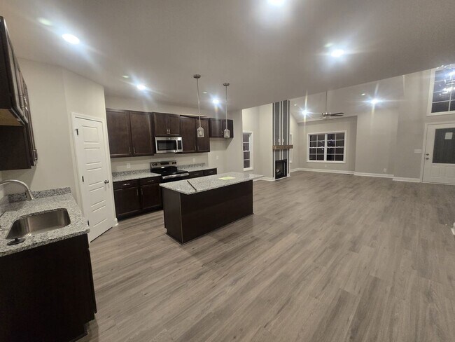 Building Photo - 1 Month Free Rent! Jasper New Construction...