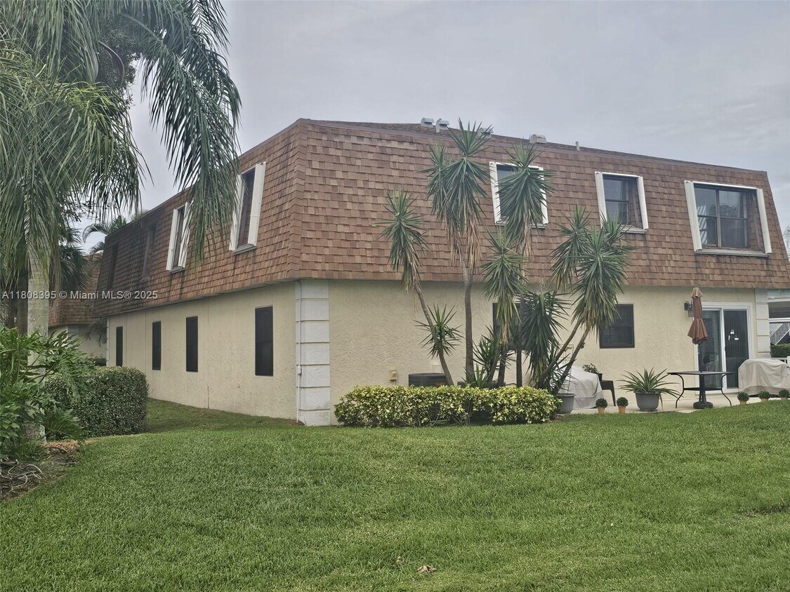 Primary Photo - 161 SE Village Dr