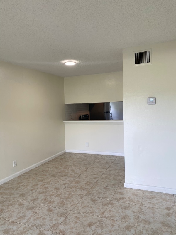 Foto del edificio - 4136 Lakeside Dr