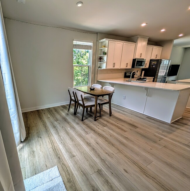 Dining area - 460 Spearfield Ln
