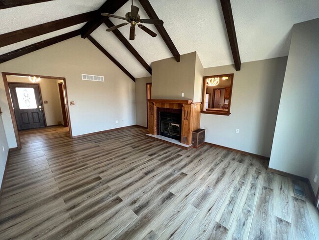 Foto del edificio - Spacious 3BR Home with 3-Car Garage & Big Backyard