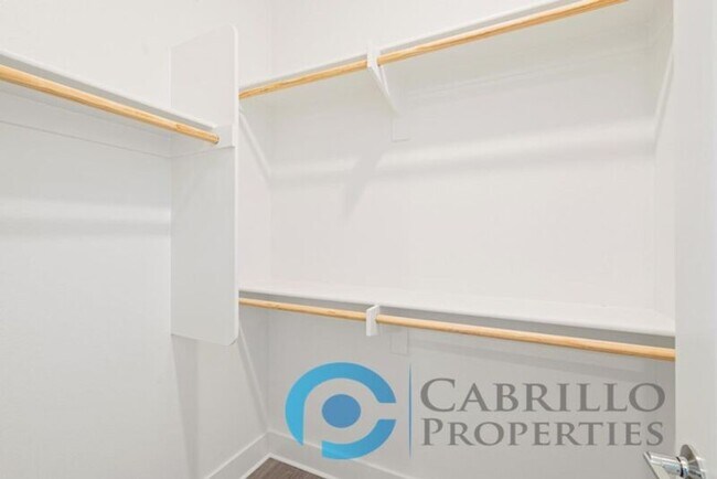 Foto del edificio - 1695 Saturn Blvd