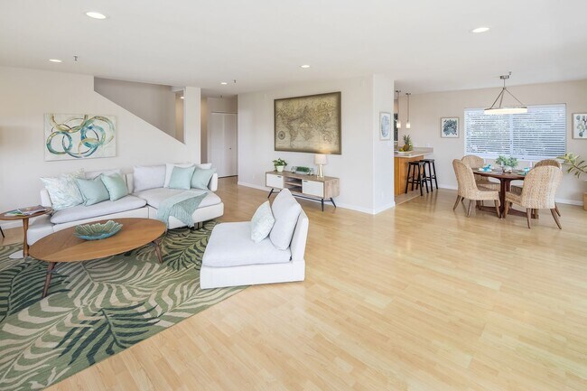 Building Photo - Gorgeous unfurnished 4 bedroom, 3.5 bath s...