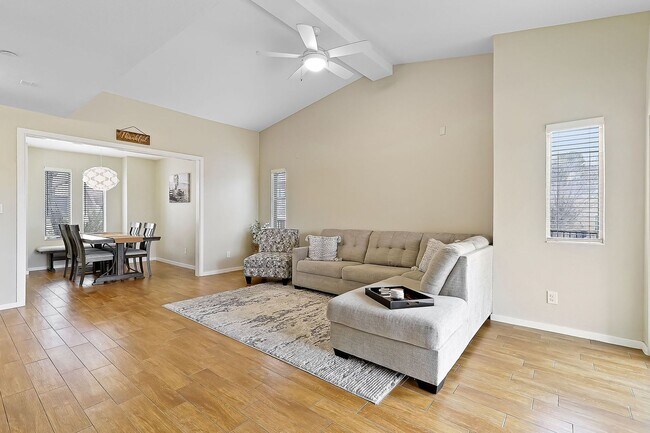 Foto del edificio - Spectacular Two Story Westside Duplex With...