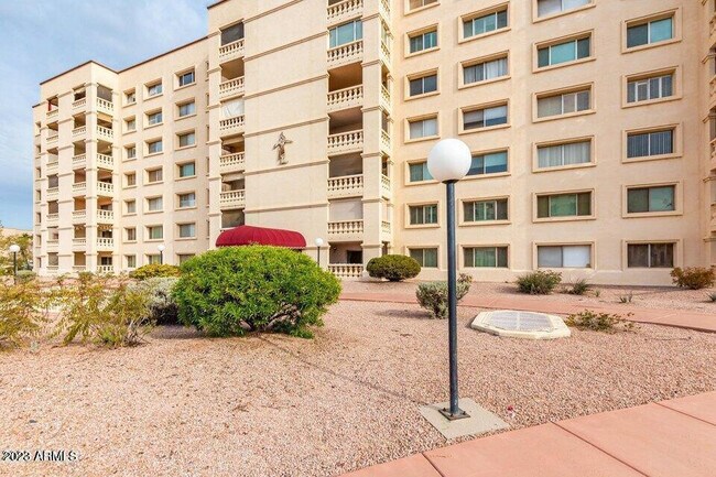 Foto del edificio - 7820 E Camelback Rd