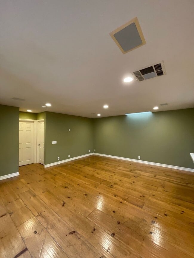 Building Photo - 3 Bedroom Irvine Home - Large Master Suite...