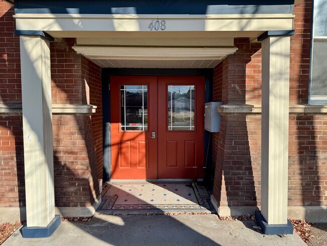 Foto del edificio - Updated 2BR Downtown Moline Apartment – Move In Now