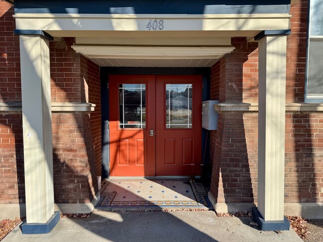 Building Photo - Updated 2BR Downtown Moline Apartment – Move In Now