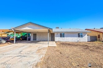Building Photo - 2829 S 17th Ave