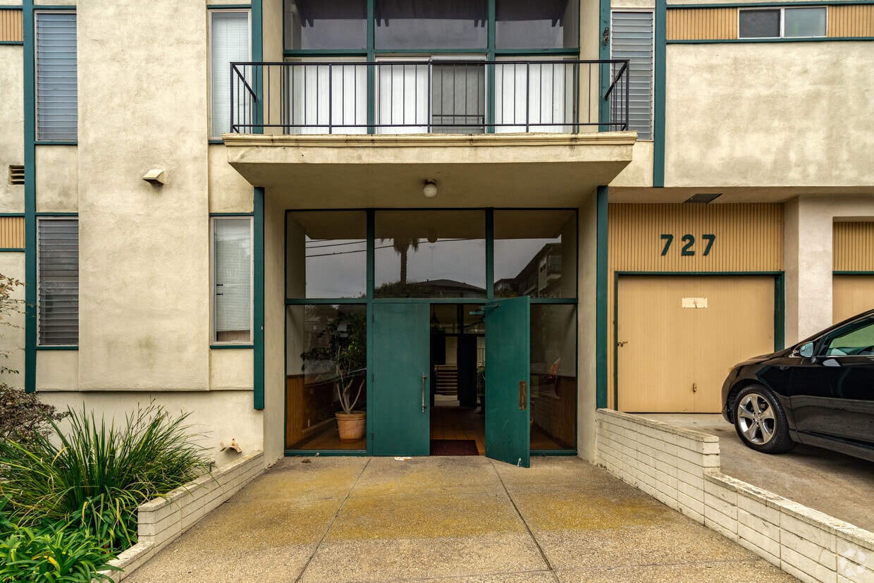 Entrance - 727 W 38th St
