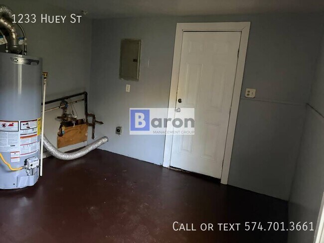 Building Photo - 1233 Huey St