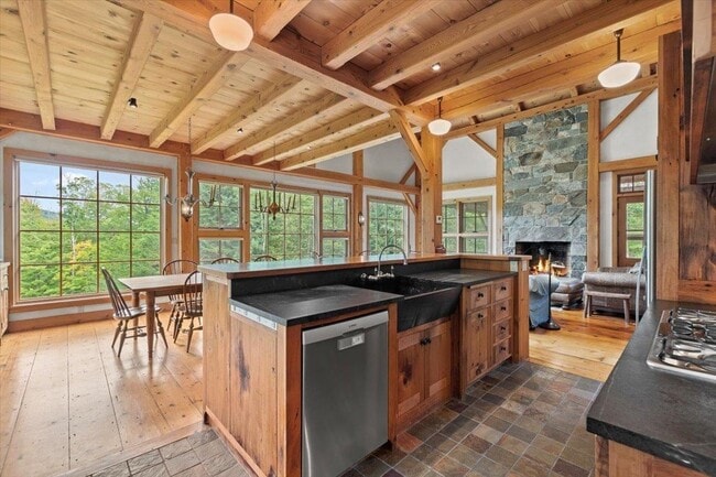 Foto del edificio - 36 Moses Pond Rd