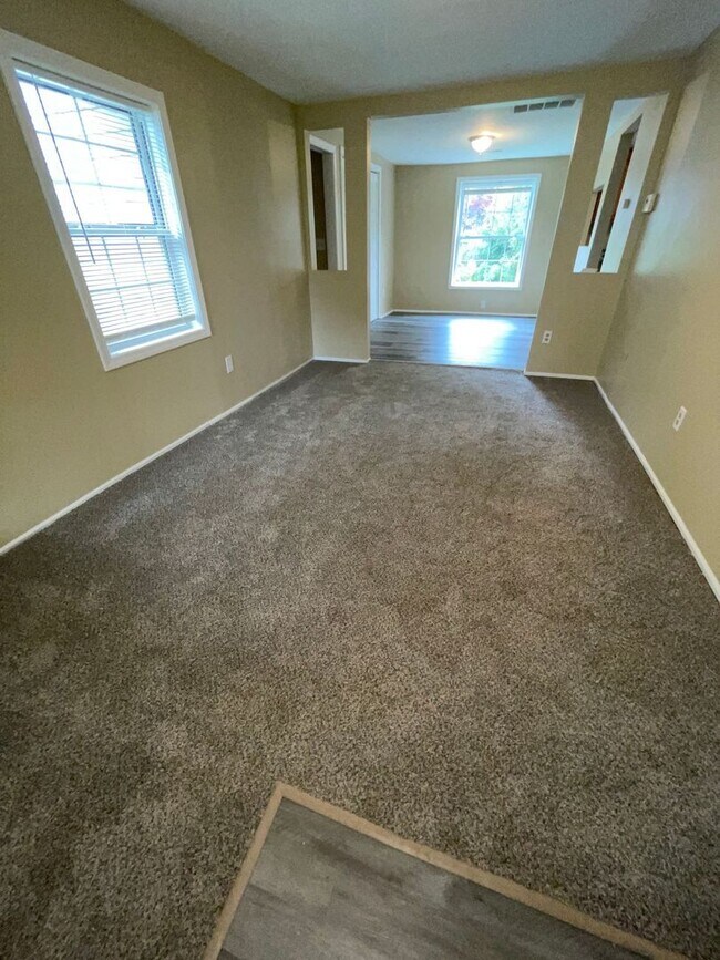 Building Photo - Adorable 1 Bedroom, 1 Bathroom in Independ...