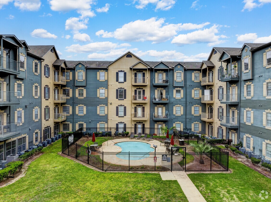 Pepper Tree Manor Apartments in Houston, TX